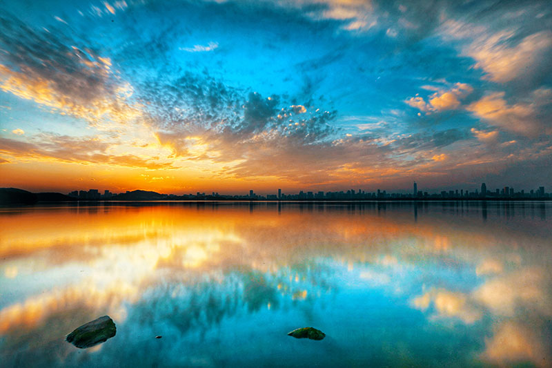 东湖的满天彩霞