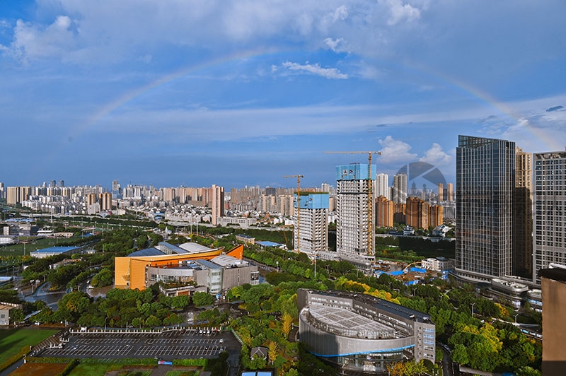 塔子湖体育中心上空的彩虹