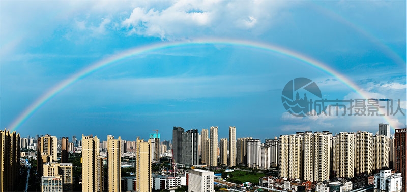 居民楼上的双彩虹