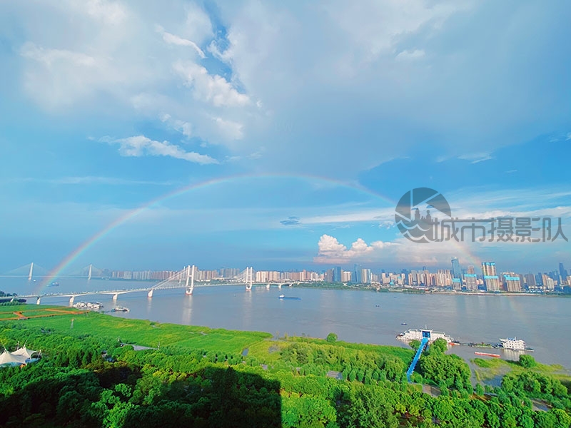江面上的彩虹全景