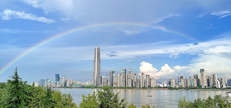 汉口江滩江面上的彩虹