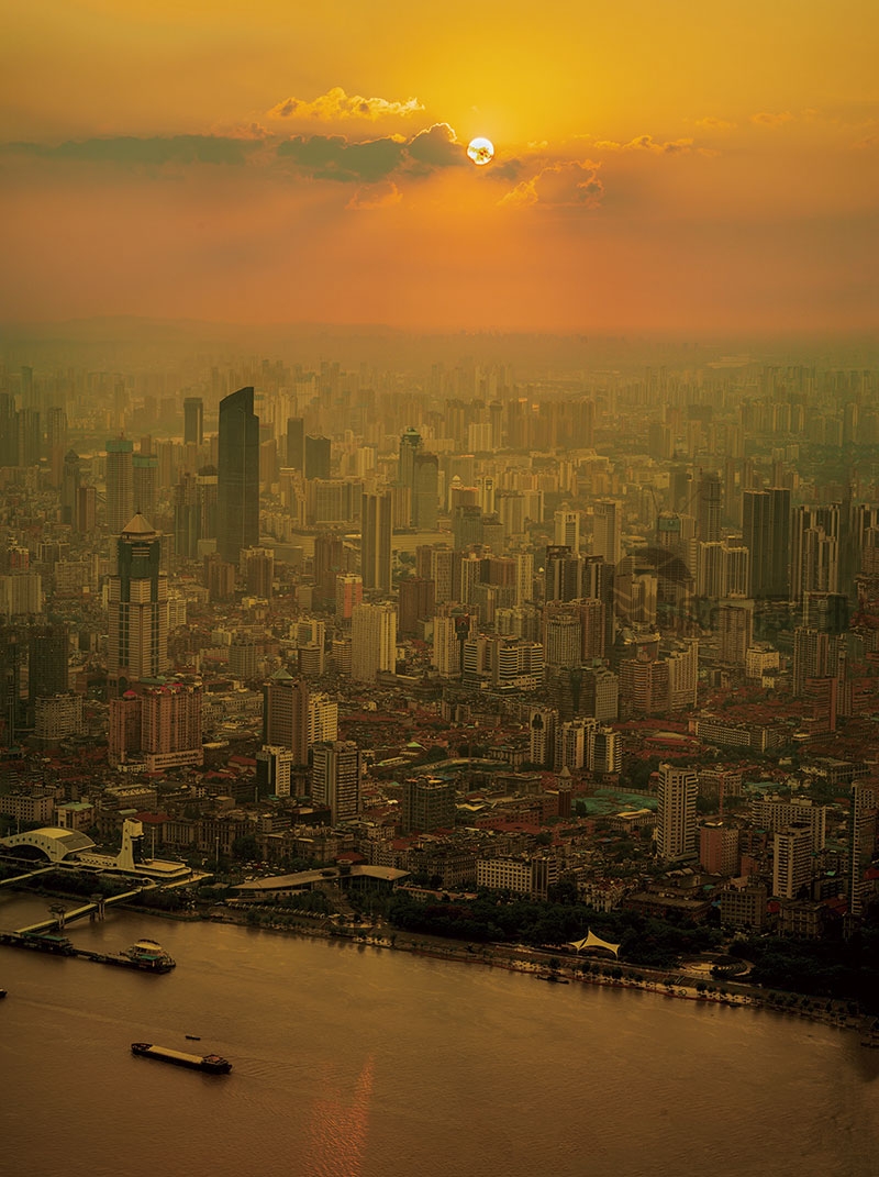 航拍夕阳下的武昌江面