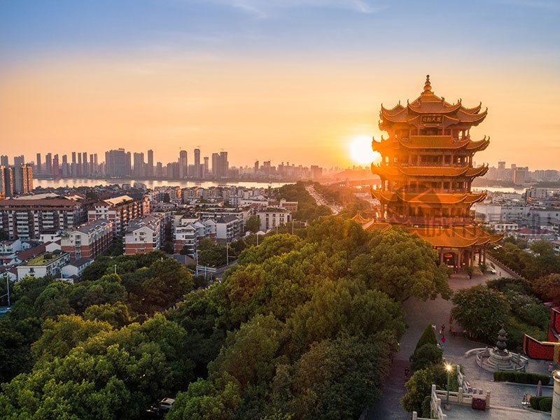 蓝天白云下的黄鹤楼