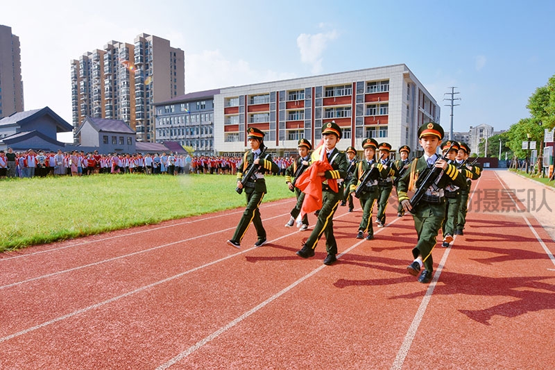 阳逻中心小学举行升旗仪式