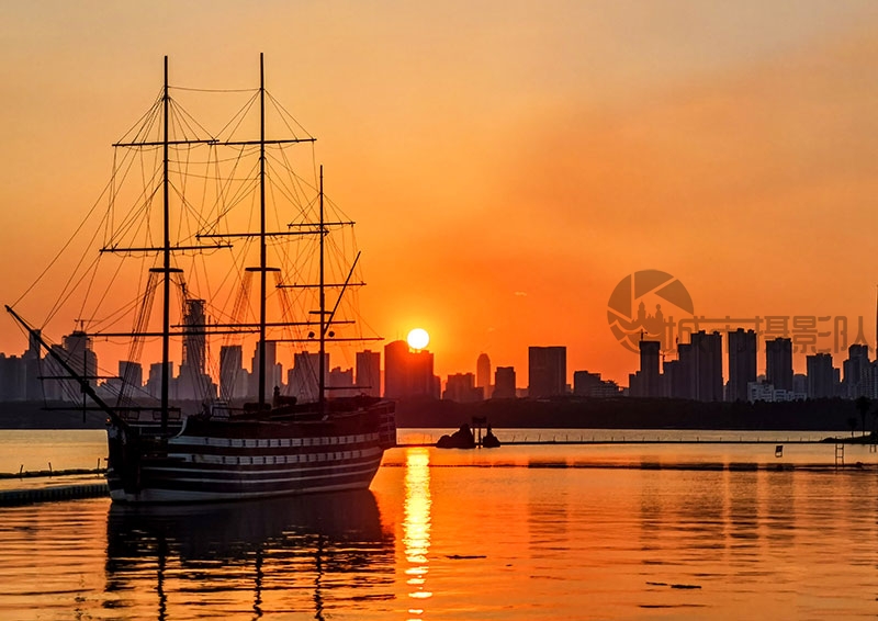 夕阳下的东湖沙滩浴场