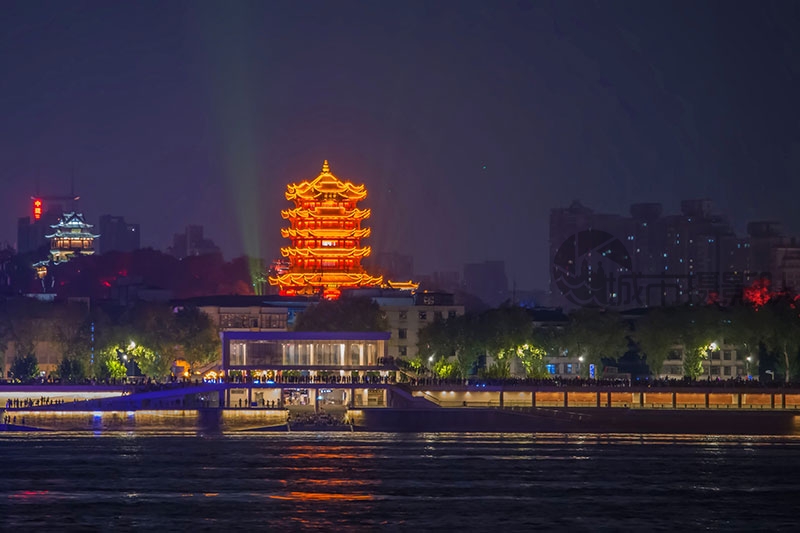 从汉阳江滩看夜幕下的黄鹤楼
