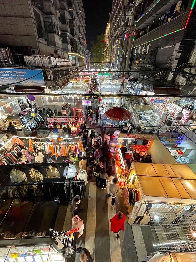 夜幕下的保成路
