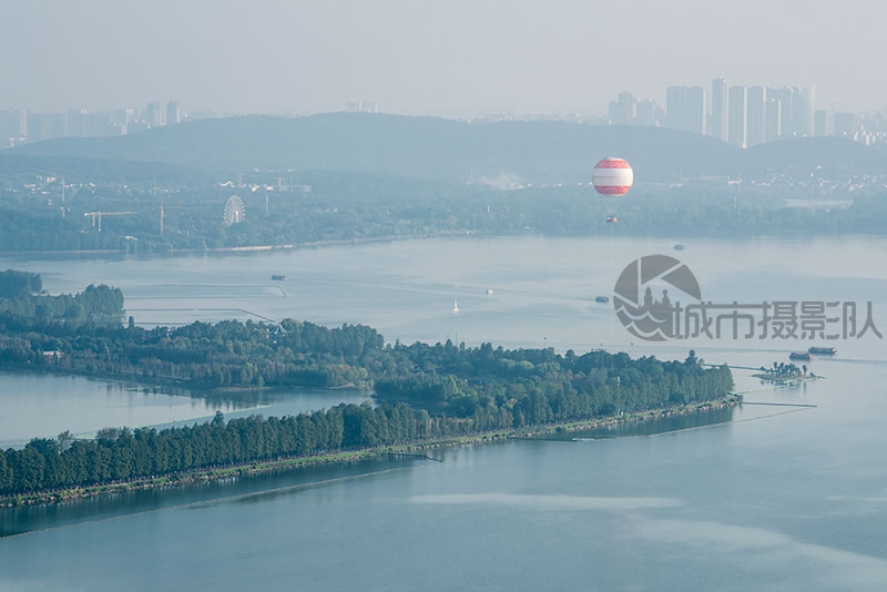 东湖沙滩浴场上空的热气球