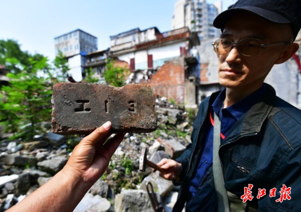 一街一巷“活地图”，一砖一瓦“故事王”，“铁拐王”30年寻根老汉正街