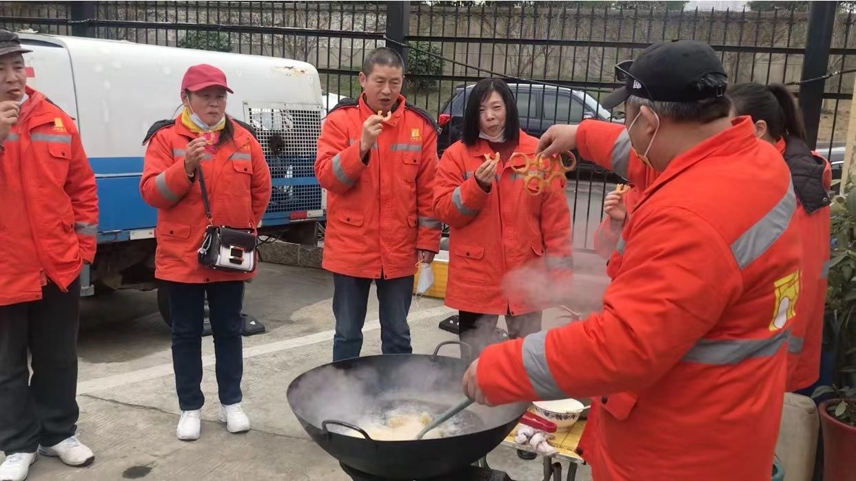 【基层人物】炸“奥运五环”面窝、煮“冰墩墩”汤圆，硚口环卫工人别样闹元宵