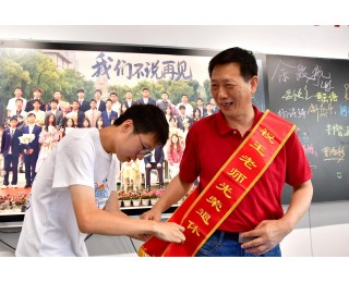 执教42年最后一次送考，他和学生约好考完来场篮球赛