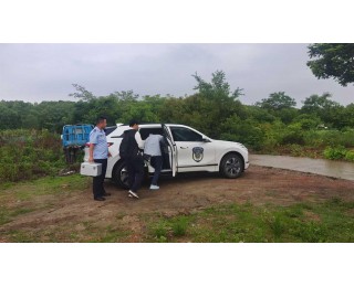 退役军人护送主动护送两名考生，后备箱里暖心备上了矿泉水和药箱