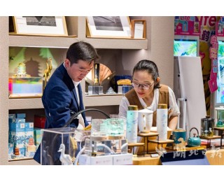 把千年鹤影“装”进游客行囊 黄鹤楼文创产品年销百万件背后的诗意转身