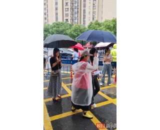 高考考点外暖心一幕：武汉志愿者撑伞护航，托举考生“无忧赴考路”