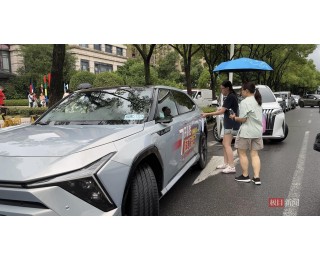 爱心送考车满载温情启程，家长点赞：太贴心