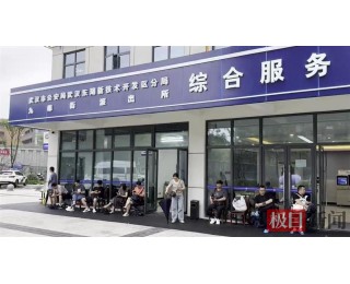 暴雨来袭，别怕！派出所大门敞开，民警搬来凳子，考生家长集中休息