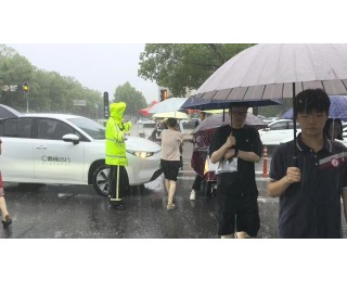 雨中护考显担当，2025年高考期间车谷交警暖心护航