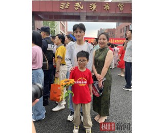 蹦起来，为哥哥高考加油！ 9岁萌娃高举向日葵为哥哥送考