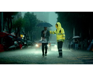 武汉新洲：暴雨突降，民警为高考考生护航！