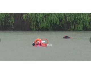 网约车在湖中下沉，女司机在湖中举着手机联系下一单乘客取消订单，她说今后会继续开网约车赚钱养家