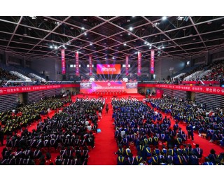 毕业典礼秒变演唱会现场！院士与5000名毕业生合唱《我们走在大路上》