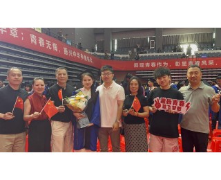 毕业典礼秒变“亲家见面会”，八口之家跨省庆祝“团宠”毕业