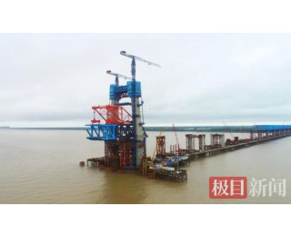 崇启长江大桥主桥首吊钢梁完成架设