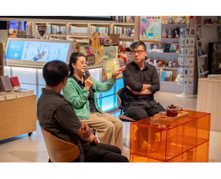 “二度梅”曾静萍与鲁奖作家李修文对谈：从“文人清供”到“情感疗愈”的戏曲