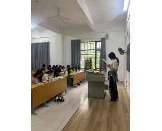 大学生自发开展英语晨读活动，点燃英语学习热情