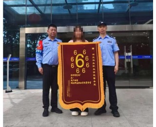 新手机不见了，警银联手三小时完璧归赵，大学生送来锦旗：“民警666！”