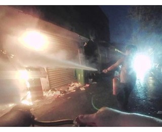 黄金10分钟！民警拿起灭火器紧急扑救遏制火势，守护整排商铺安全