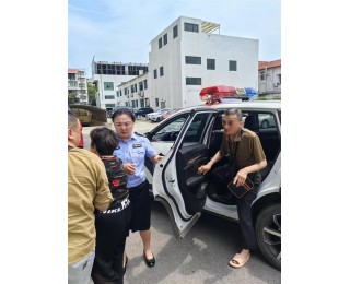 男子冲向警车：70岁老母亲晕倒！铁路民警紧急救助
