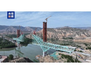 顺利封顶 我国首座跨黄河铁路钢桁拱桥进入主桥合龙冲刺阶段