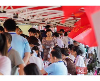 天门母子百里赴汉问“芯”事，高招会上紧盯江浙高校工科专业