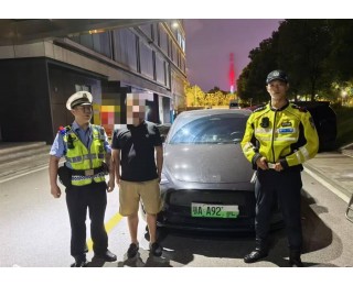 网友举报武汉长江大桥上轿车违停，武汉交警连夜查处