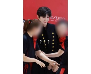 演员陈哲远出席活动被柜姐搂抱引粉丝不满，资生堂客服称正核实情况