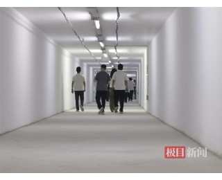 全国最长湖底隧道有21对逃生门，每隔200米有一对逃生门，遇烟火及渍水可从此逃生