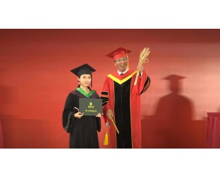 中国农大校长手拿麦穗与学生合影，多次邀请学生家长上台留念