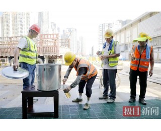 武汉地铁12号线太平洋站项目部为工人送清凉