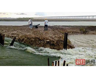 父子俩河道钓鱼突遇涨水阻断归途，消防员驾橡皮艇成功营救
