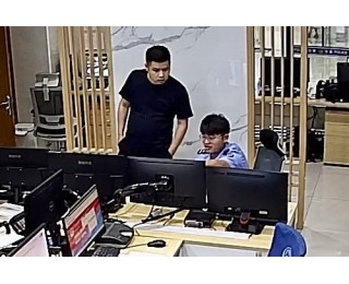 酷暑夜，民警2小时在湖边寻回走失老人