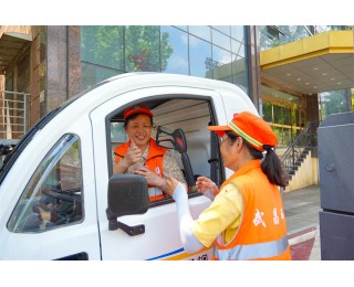 “酸梅汤铺子”如期开张：环卫师傅们，先喝一杯冰镇酸梅汤再作业吧！