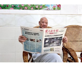 热心人暖心事丨剪刀胶水写就的浪漫！八旬剪报爷爷25年手作600册“时光百科全书”