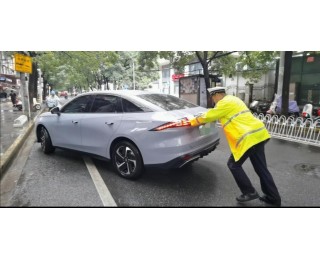 武汉遭遇强暴雨袭击，交警上路保畅通解急难