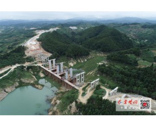 武当山快速通道建设取得突破 骆驼沟大桥墩柱完工