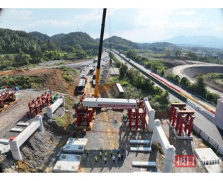 通修高速公路第二标段项目钢箱梁首吊成功