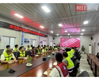 中建八局中南公司组织观看阅兵，继承基建工程兵奋斗基因