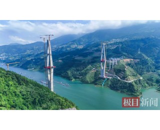天麻高速公路马鹿塘特大桥首对斜拉索顺利安装