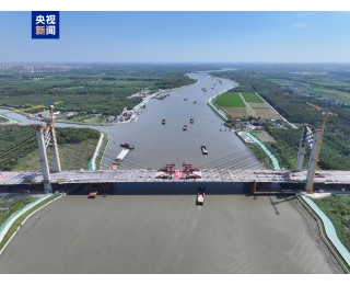 上海黄浦江上首座大跨径自锚式悬索桥合龙