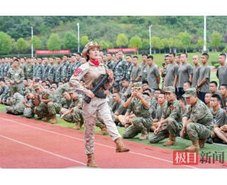 飒飒飒！女民兵方队队员现身武汉役前训练场